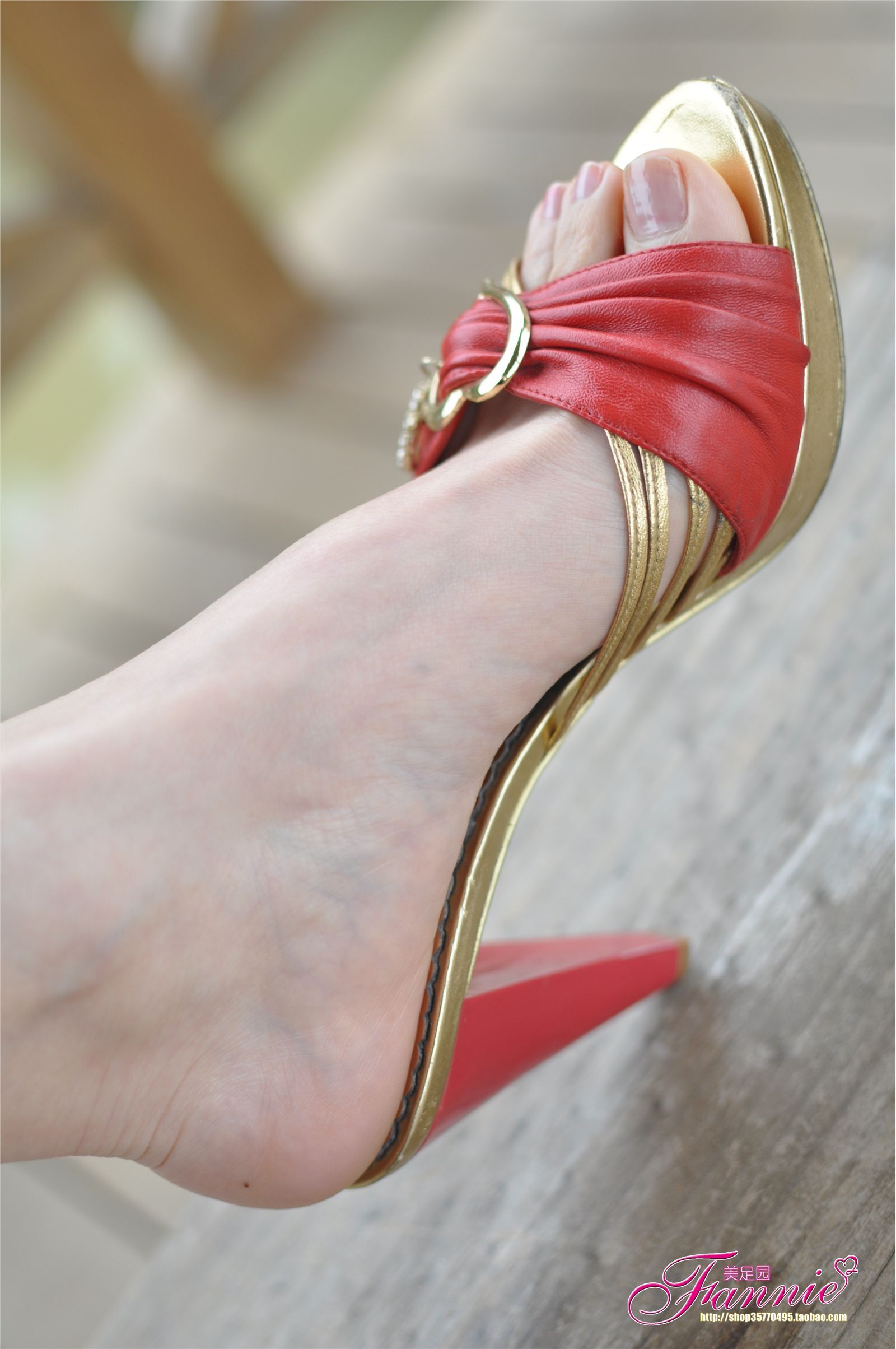 休闲时光。红凉拖  芬妮高清丝足